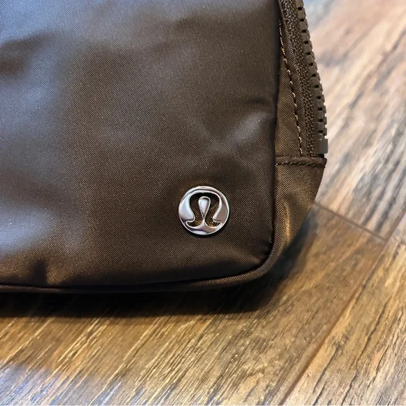 ~*~ Lululemon Athletica Walnut Crunch Gold 1L Belt Bag ~*~ - Picture 3 of 4